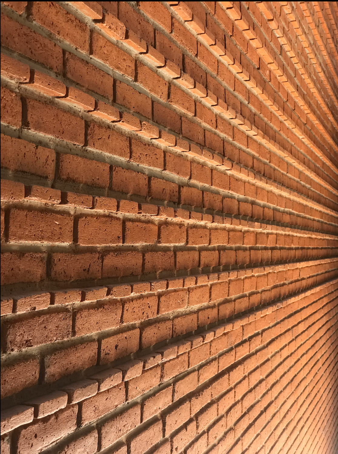 Detalle del muro curvo de tabique aparente