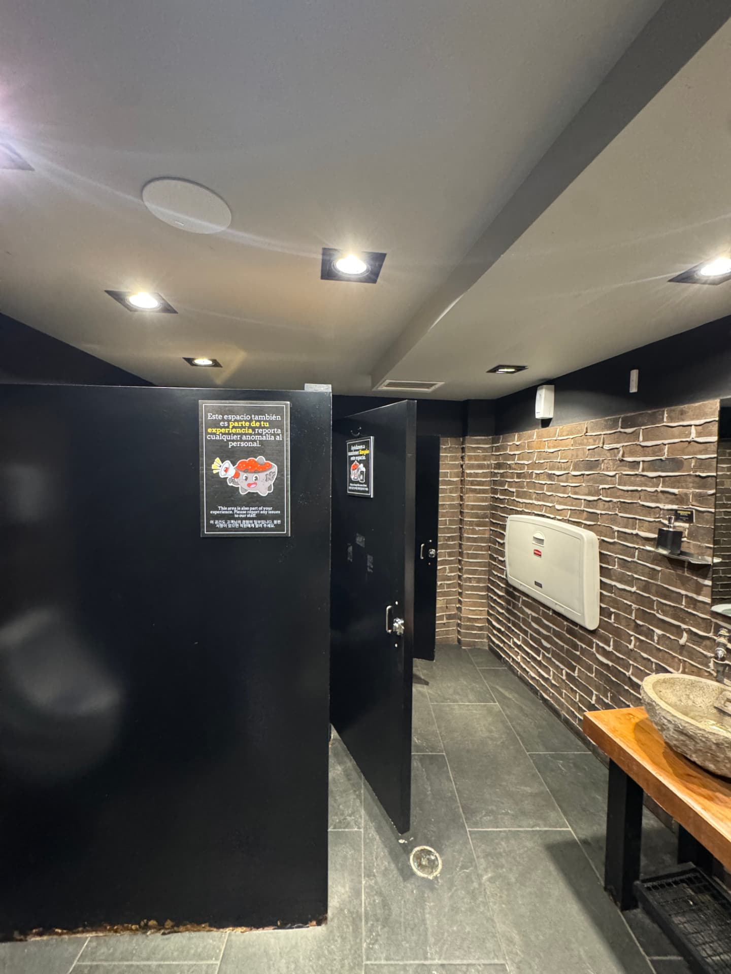 Sanitarios terminados del local