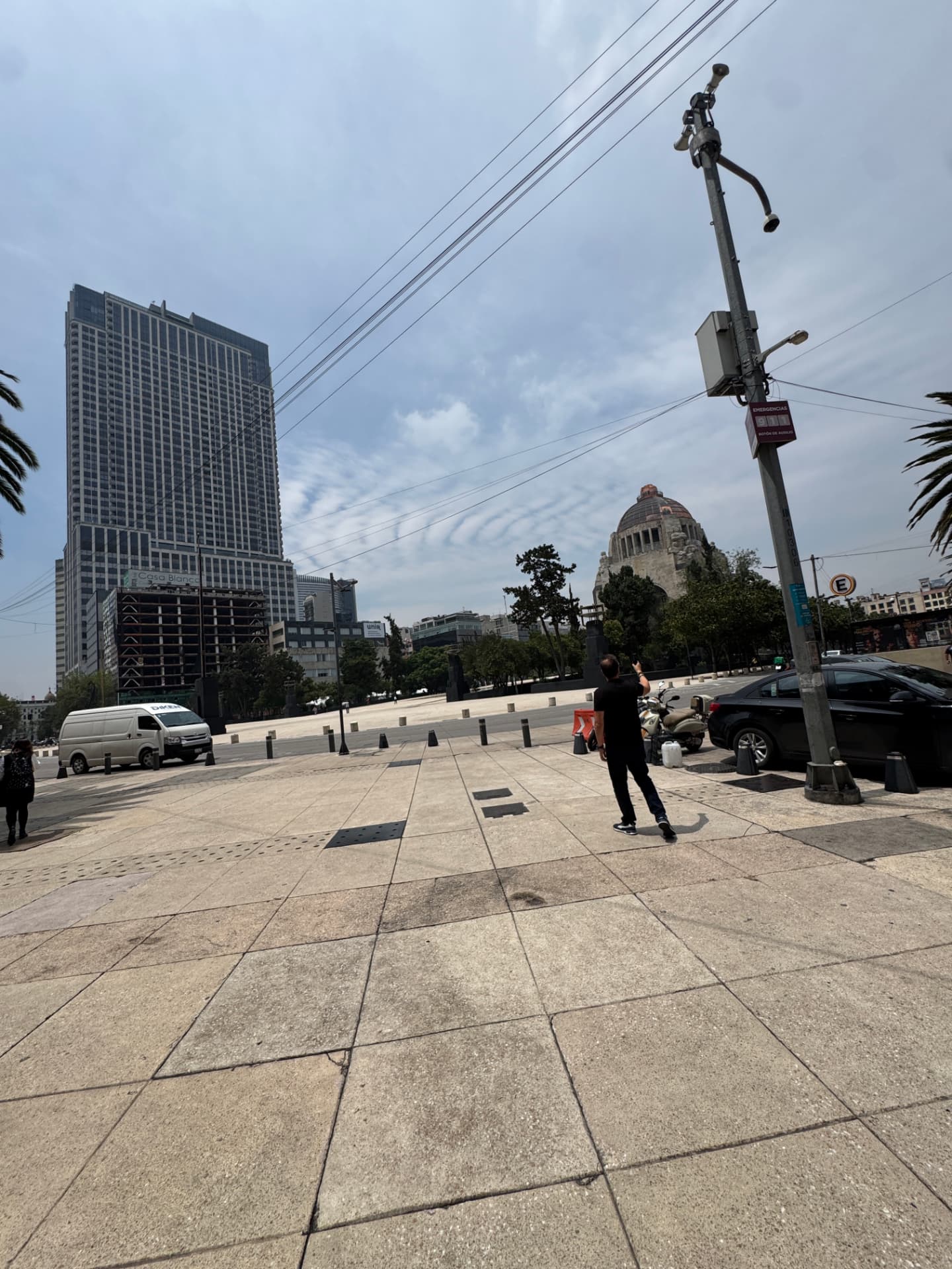Entorno: Monumento a la Revolución frente al local
