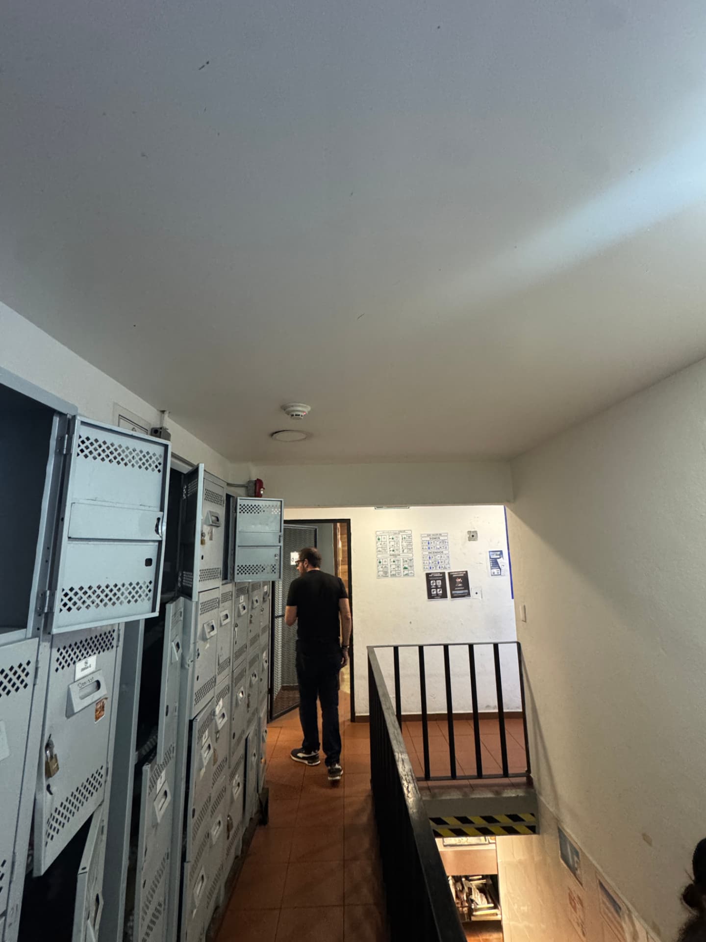 Área de lockers y servicios para personal