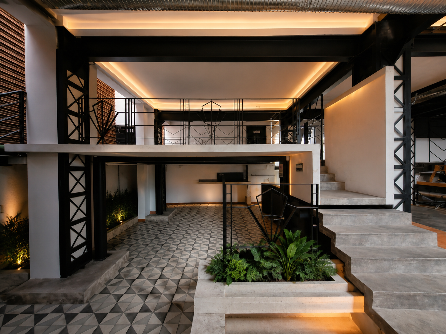 Interior del local — escaleras, jardineras y doble altura