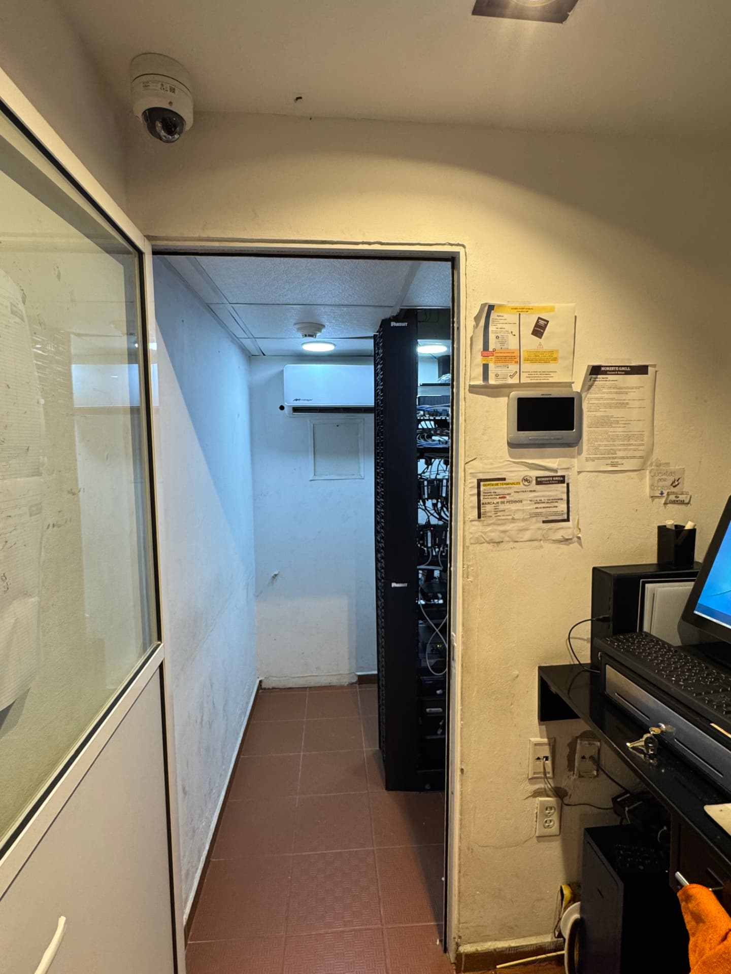 Site de sistemas con rack y clima