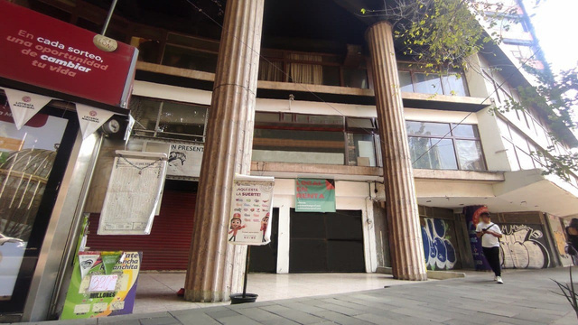 Fachada del local con columnas y acceso comercial